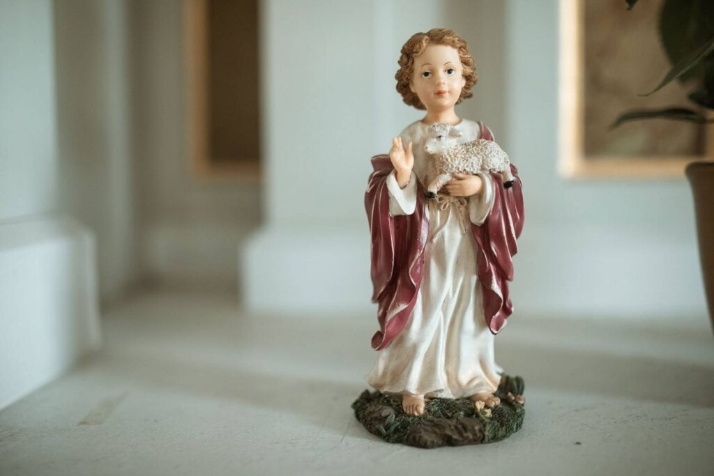 Jak figurki religijne mogą dodać wnętrzom ciepła i wyjątkowego charakteru